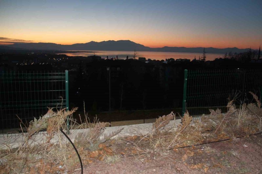 Konya’da Seyir Tepesinde Fotoğraf Çekmek İsterken Düşen 2 Kişi Yaralandı