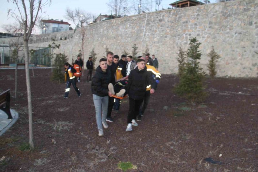Konya’da Seyir Tepesinde Fotoğraf Çekmek İsterken Düşen 2 Kişi Yaralandı