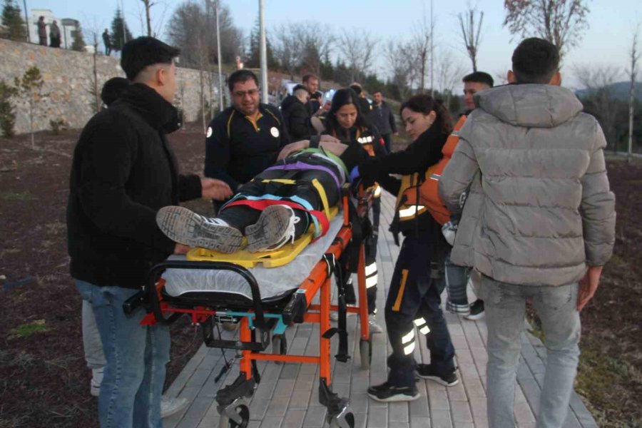 Konya’da Seyir Tepesinde Fotoğraf Çekmek İsterken Düşen 2 Kişi Yaralandı