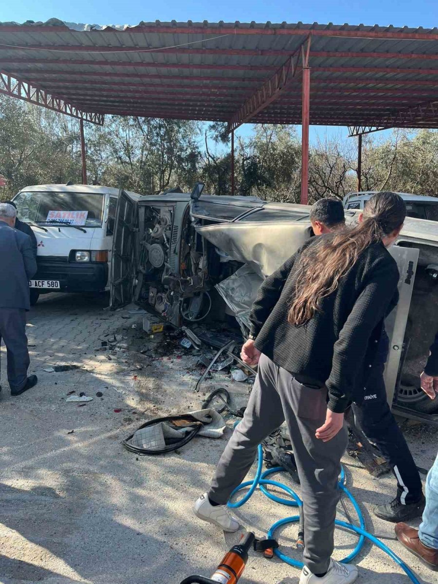 Mersin’de Takla Atan Otomobil Yol Kenarındaki Araçlara Çarptı: 2 Yaralı