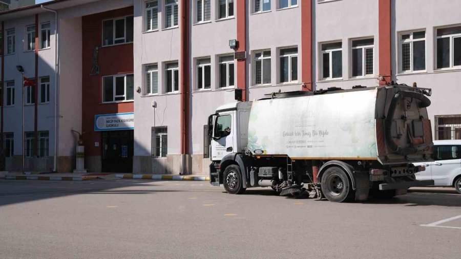 Niğde Belediyesi’nden Okul Bahçelerinde Temizlik Seferberliği