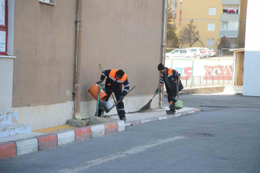 Niğde Belediyesi’nden Okul Bahçelerinde Temizlik Seferberliği