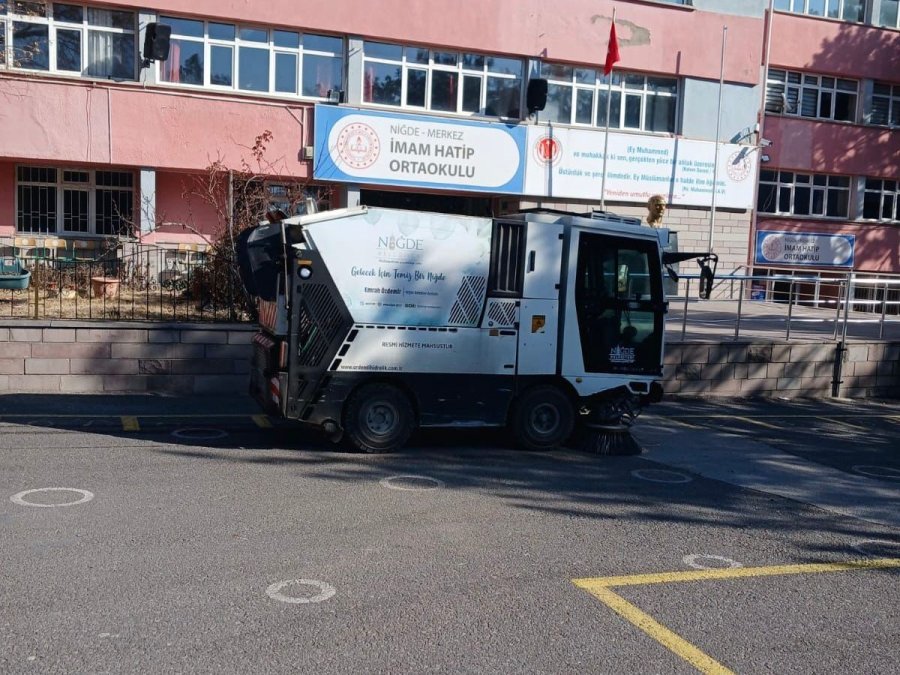 Niğde Belediyesi’nden Okul Bahçelerinde Temizlik Seferberliği