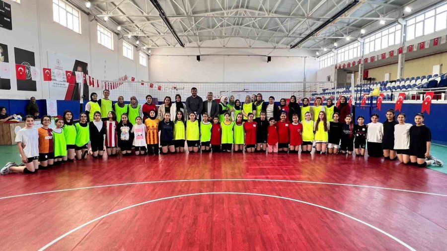 Tomarza’da ’anne Ve Kızları Voleybol Turnuvası’ Dolu Dolu Geçti