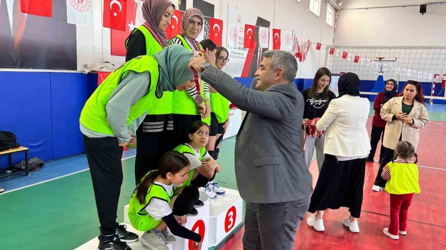 Tomarza’da ’anne Ve Kızları Voleybol Turnuvası’ Dolu Dolu Geçti