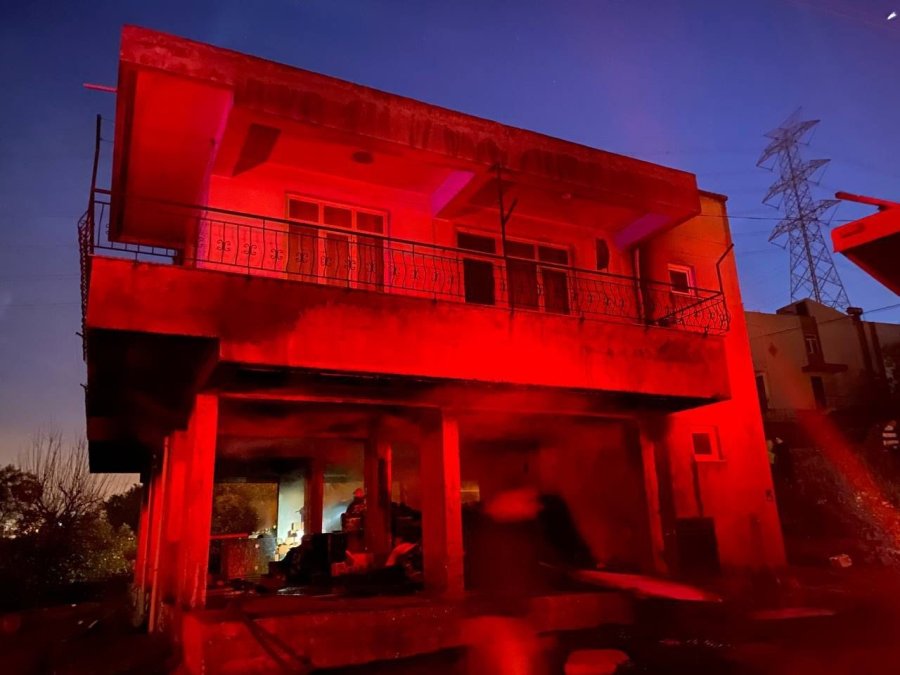 Babasının Evini Yakıp, Elinde Av Tüfeğiyle İtfaiyecilerin Yangına Müdahalesini Engelledi