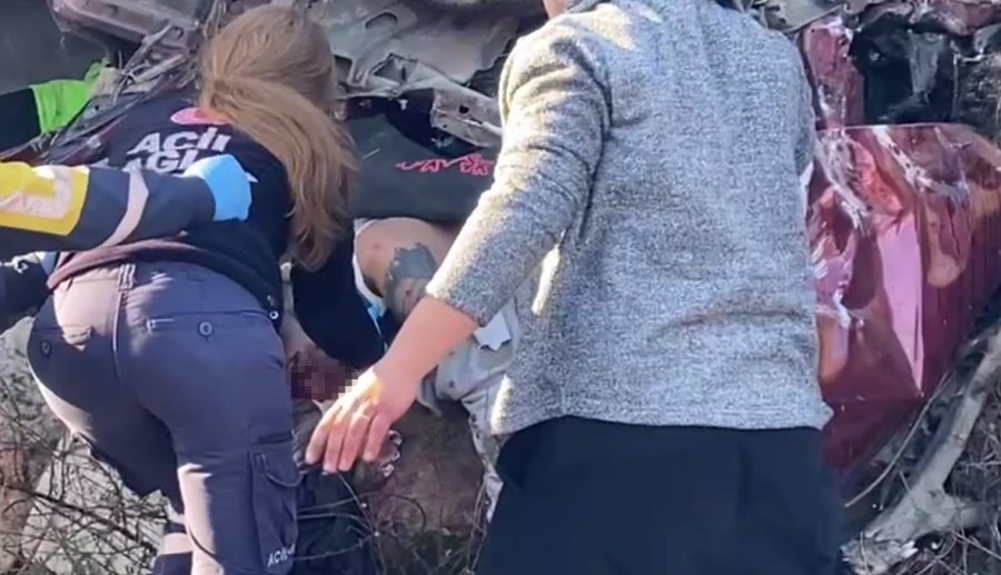 İstinat Duvarına Çarpan Tofaş Hurdaya Döndü, Araçta Sıkışan Genç Güçlükle Kurtarıldı