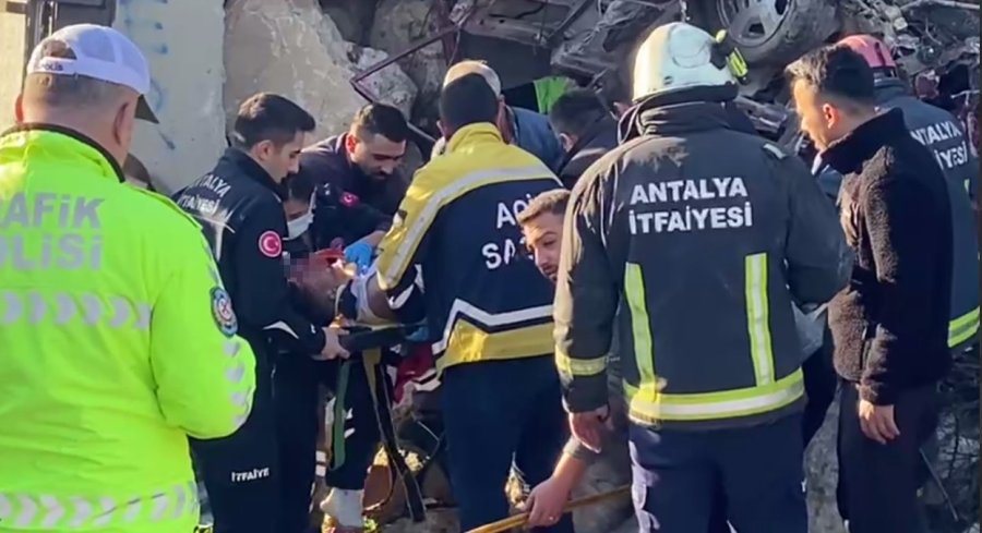 İstinat Duvarına Çarpan Tofaş Hurdaya Döndü, Araçta Sıkışan Genç Güçlükle Kurtarıldı