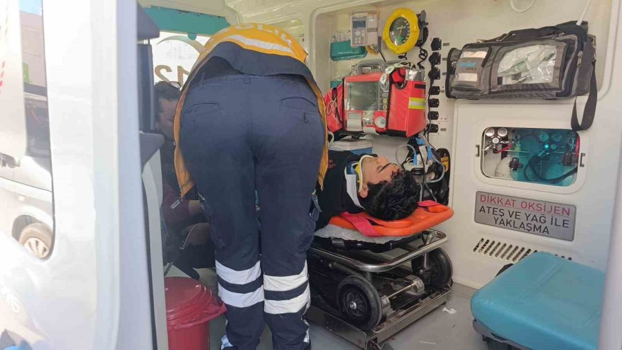 Antalya’da ’u’ Dönüşü Yapan Otomobil, Motosiklet İle Çarpıştı: 1 Yaralı