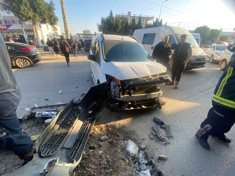 Antalya’da İki Araç Çarpıştı: 1 Ağır Yaralı