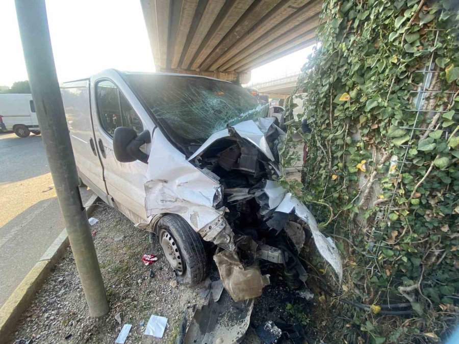 Antalya’da İki Araç Çarpıştı: 1 Ağır Yaralı