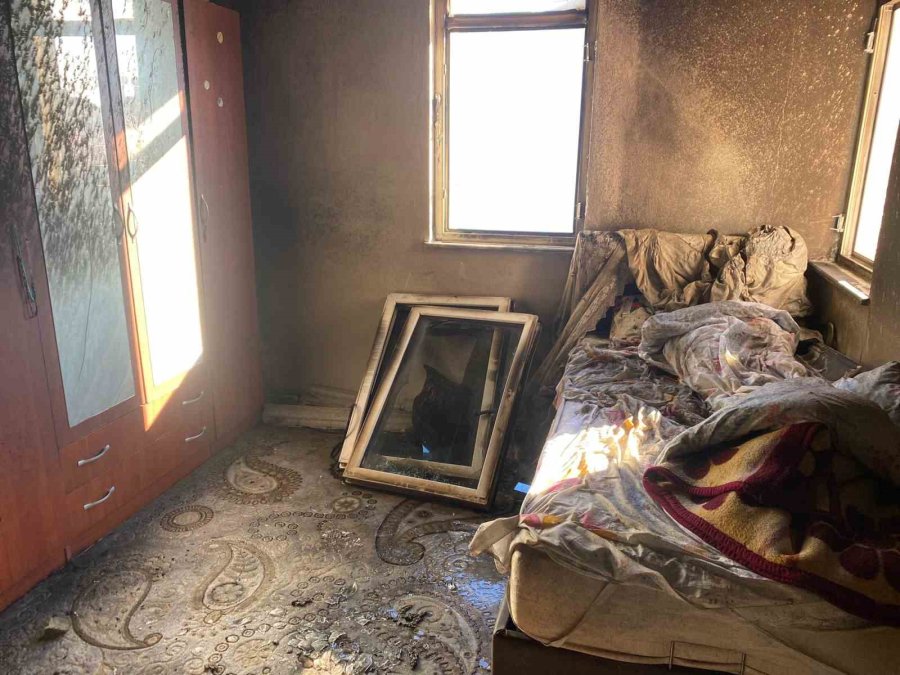 Yangına Kahvaltıda Yakalandılar, Komşuları Tarafından Çıkartıldılar