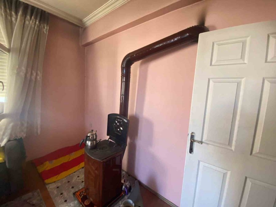 Yangına Kahvaltıda Yakalandılar, Komşuları Tarafından Çıkartıldılar