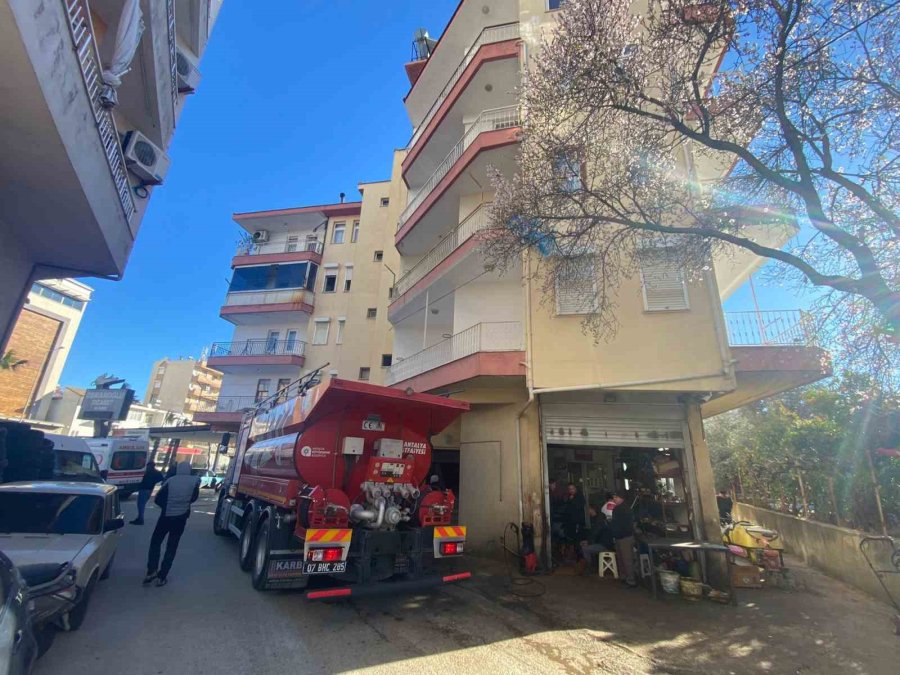 Yangına Kahvaltıda Yakalandılar, Komşuları Tarafından Çıkartıldılar