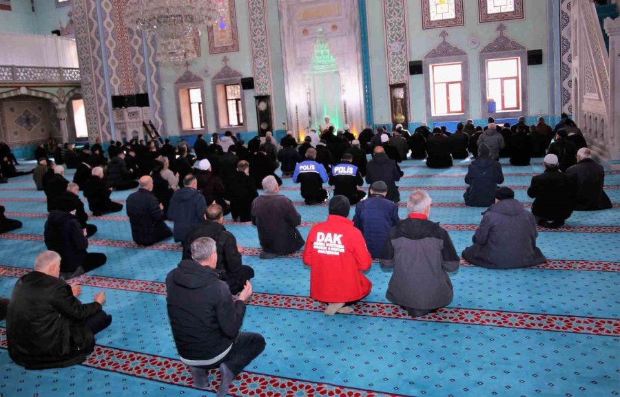 Depremde Hayatını Kaybedenler İçin Mevlid-i Şerif Programı Düzenlendi