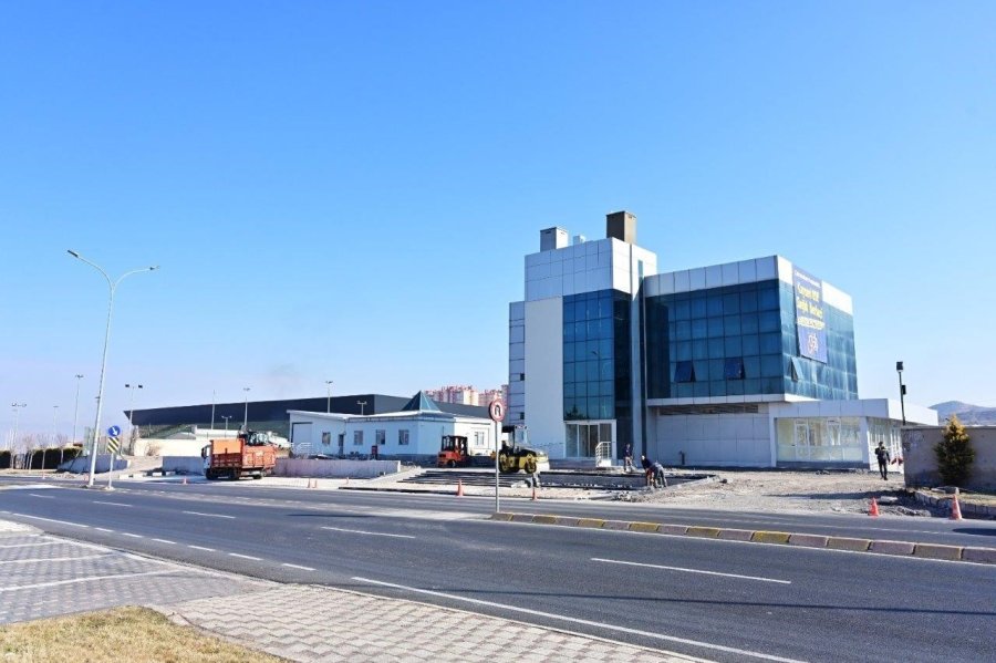 Kayseri Osb, Sağlık Merkezi Yanına 2 Eczane Yapımı İçin Kolları Sıvadı