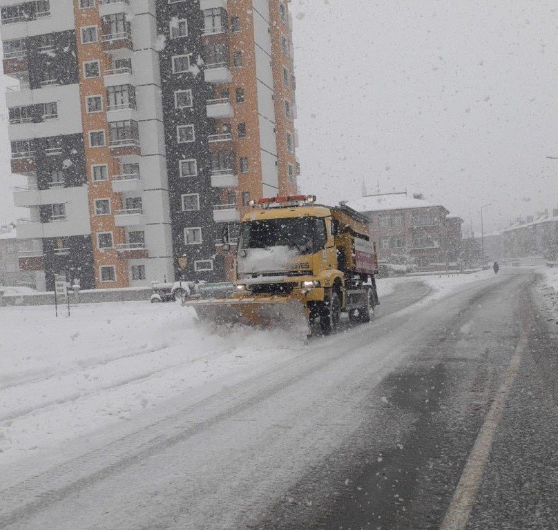 Başkan Çolakbayrakdar, "kar, Şehrimize Bereket Getirirken, Ulaşım Güvenliği İçin Yoğun Çalışıyoruz"