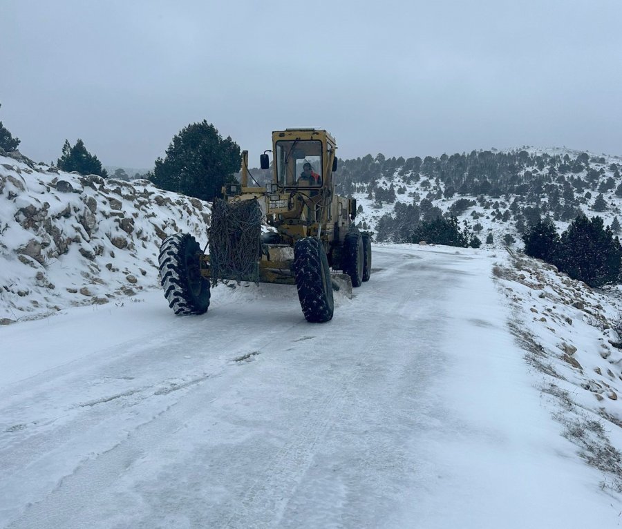 Mersin’de Kar Ve Buzla Kaplanan Yollar Belediye Ekiplerince Açıldı