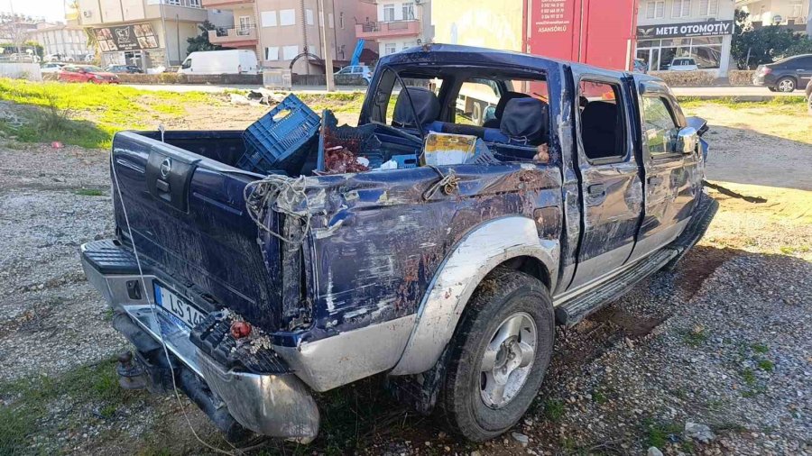 Kamyonet Duvara Çarptı, Sürücü Yaralandı