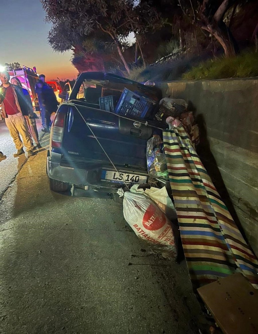 Kamyonet Duvara Çarptı, Sürücü Yaralandı