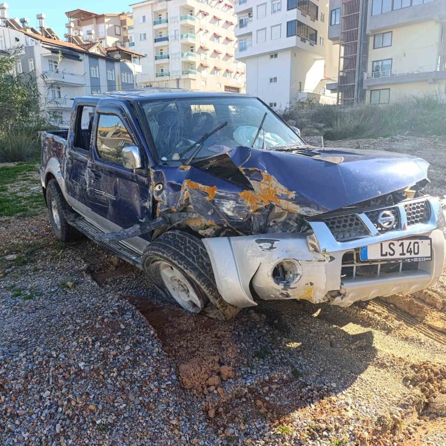 Kamyonet Duvara Çarptı, Sürücü Yaralandı