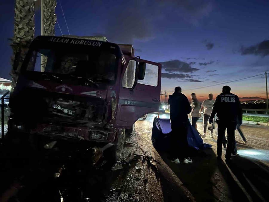 Mersin’de Feci Kaza: Kamyona Çarpan Tofaş Hurdaya Döndü, Sürücü Hayatını Kaybetti