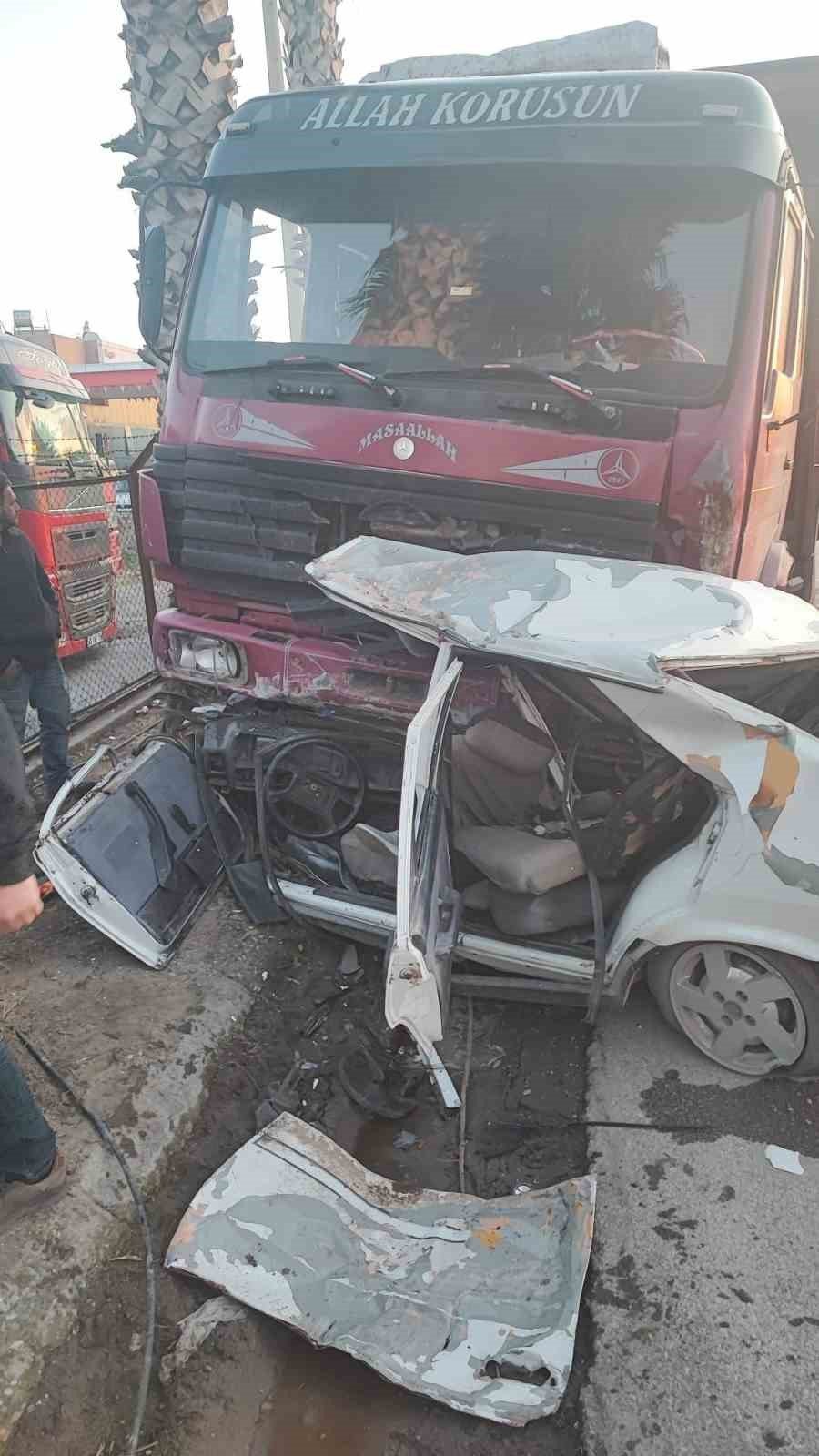 Mersin’de Feci Kaza: Kamyona Çarpan Tofaş Hurdaya Döndü, Sürücü Hayatını Kaybetti