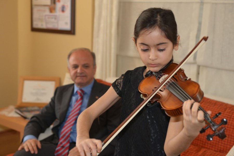 Mersinli Keman Sanatçısı Laçin Akyol, Geçirdiği Trafik Kazası Sonrası Hayatını Kaybetti