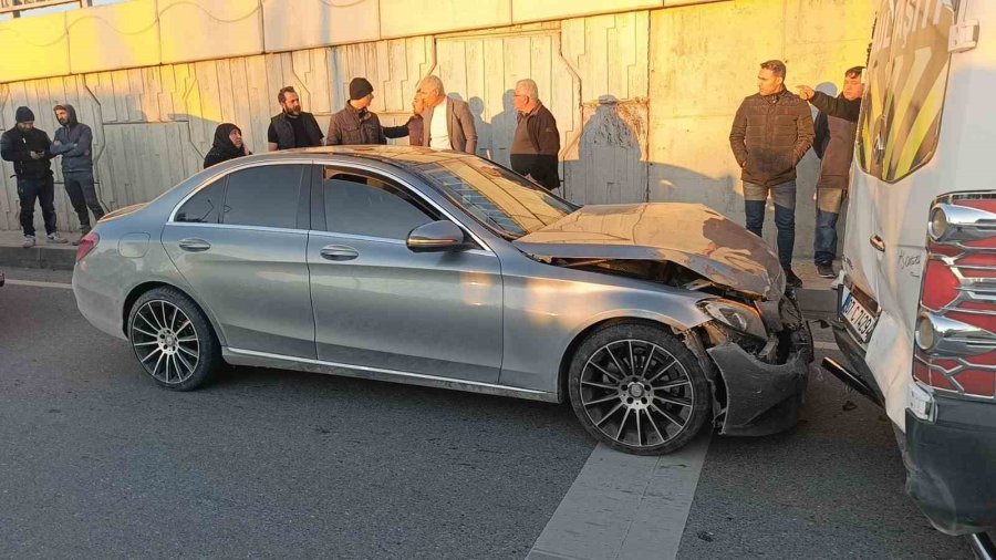 Okul Servisine Arkadan Çarpan Lüks Otomobil Sürücüsü Araçta Sıkıştı