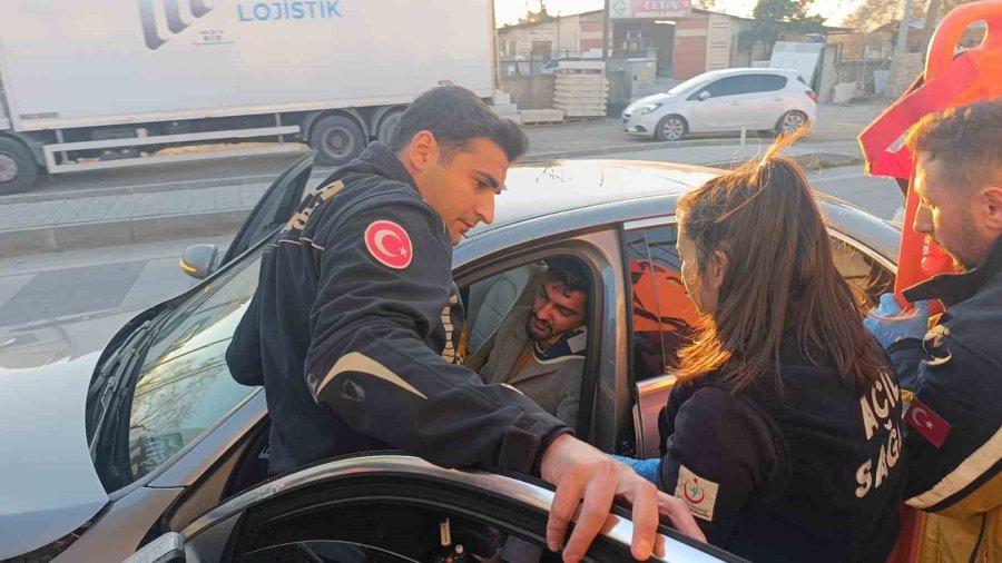 Okul Servisine Arkadan Çarpan Lüks Otomobil Sürücüsü Araçta Sıkıştı