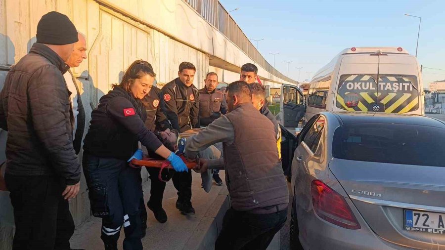 Okul Servisine Arkadan Çarpan Lüks Otomobil Sürücüsü Araçta Sıkıştı