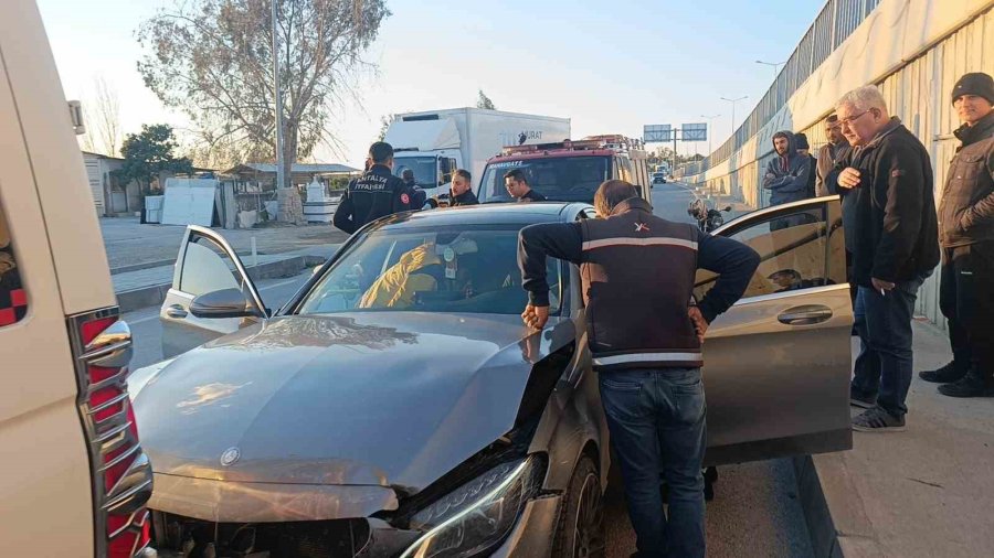 Okul Servisine Arkadan Çarpan Lüks Otomobil Sürücüsü Araçta Sıkıştı