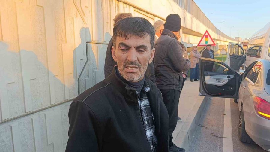 Okul Servisine Arkadan Çarpan Lüks Otomobil Sürücüsü Araçta Sıkıştı