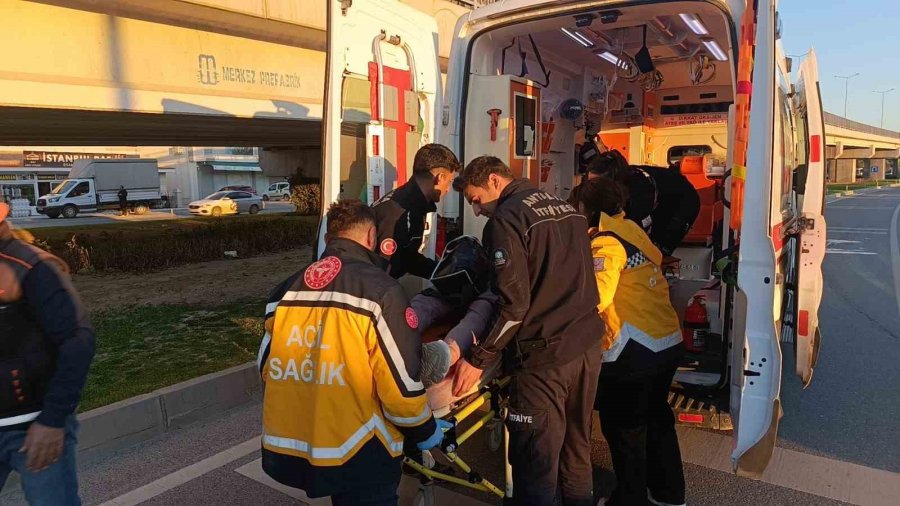 Okul Servisine Arkadan Çarpan Lüks Otomobil Sürücüsü Araçta Sıkıştı