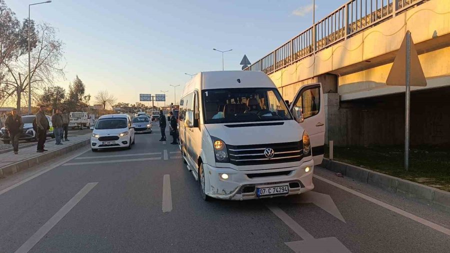 Okul Servisine Arkadan Çarpan Lüks Otomobil Sürücüsü Araçta Sıkıştı