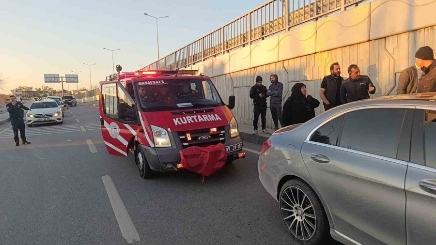 Okul Servisine Arkadan Çarpan Lüks Otomobil Sürücüsü Araçta Sıkıştı