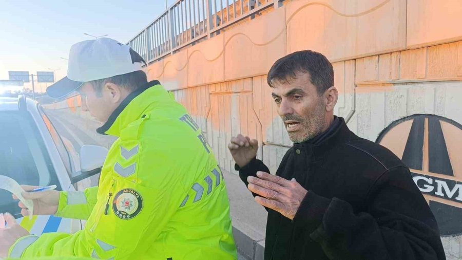 Okul Servisine Arkadan Çarpan Lüks Otomobil Sürücüsü Araçta Sıkıştı