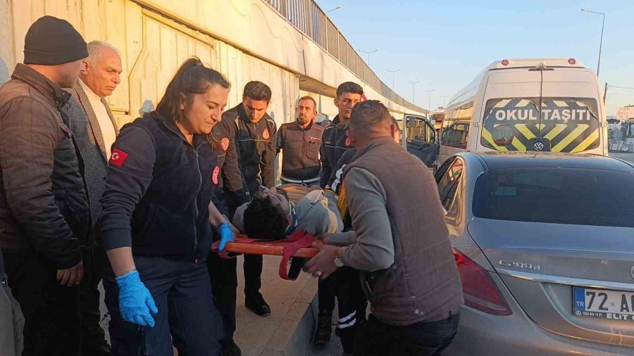 Okul Servisine Arkadan Çarpan Lüks Otomobil Sürücüsü Araçta Sıkıştı