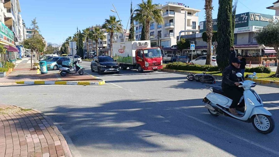Yaya Geçidinden Karşıya Geçen Motosiklete Kamyonet Çarptı: 2 Yaralı