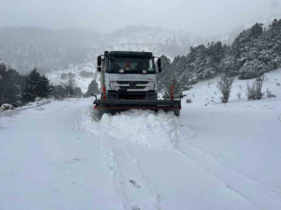 Mersin Mut’ta Karla Kaplanan Yollar Açıldı