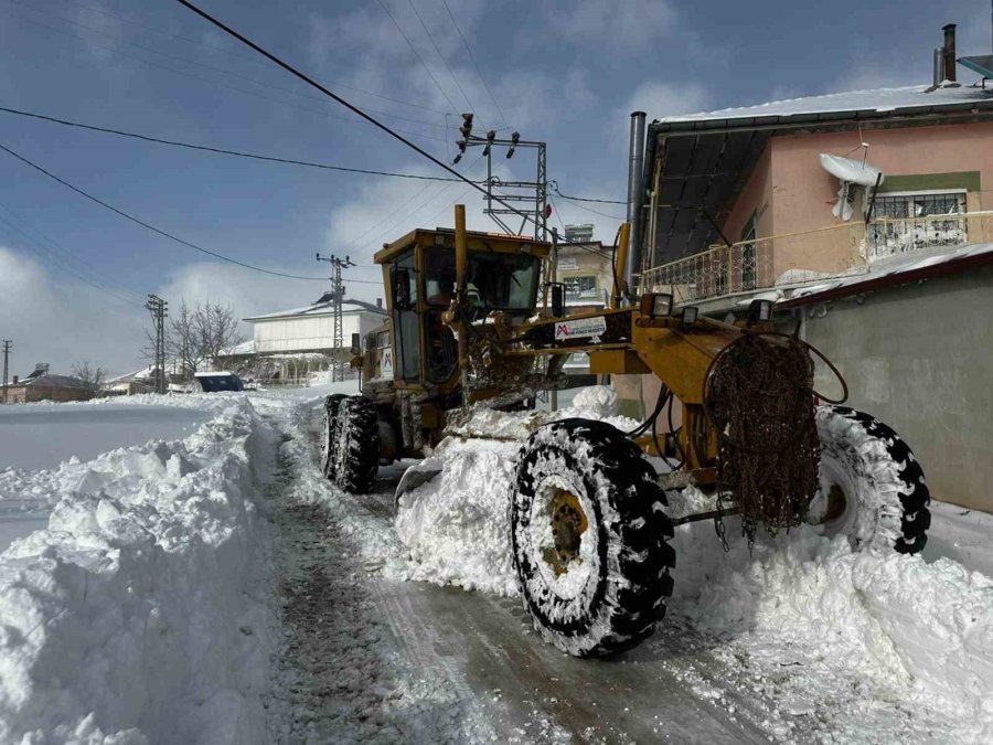 Mersin Mut’ta Karla Kaplanan Yollar Açıldı
