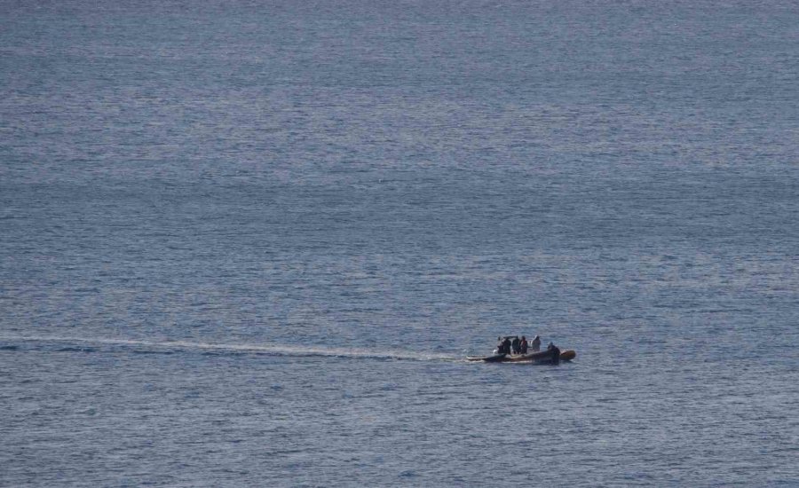 Rüzgara Yenik Düşerek Botla Açığa Sürüklenen 3 Kişiyi Deniz Polisi Kurtardı