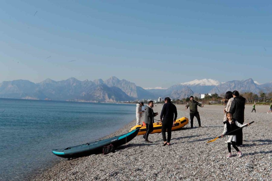 Rüzgara Yenik Düşerek Botla Açığa Sürüklenen 3 Kişiyi Deniz Polisi Kurtardı