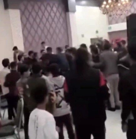 Düğünde Sahne Anlaşmazlığı Kavgasında Sandalyeler Havada Uçtu