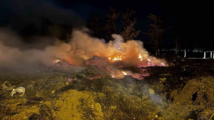 Gazipaşa’da Atıkların Biriktiği Sahilde Çöplük Yangını