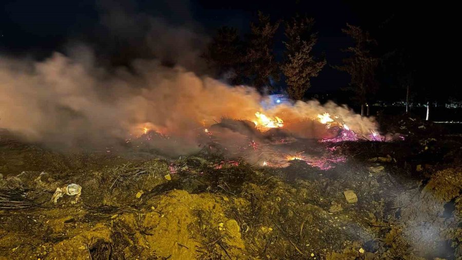 Gazipaşa’da Atıkların Biriktiği Sahilde Çöplük Yangını