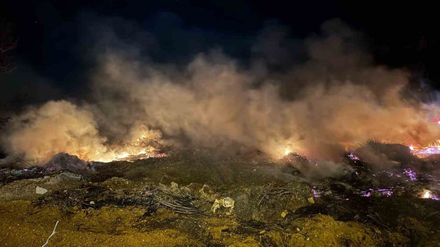 Gazipaşa’da Atıkların Biriktiği Sahilde Çöplük Yangını