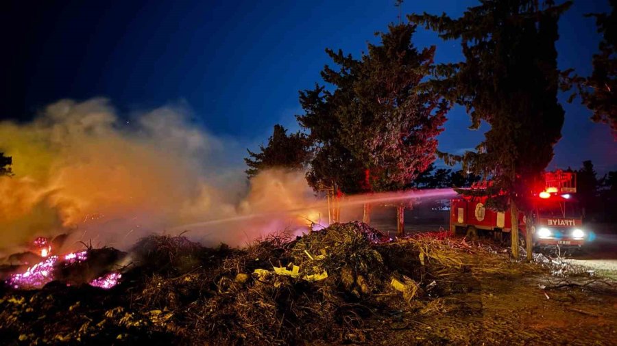 Gazipaşa’da Atıkların Biriktiği Sahilde Çöplük Yangını