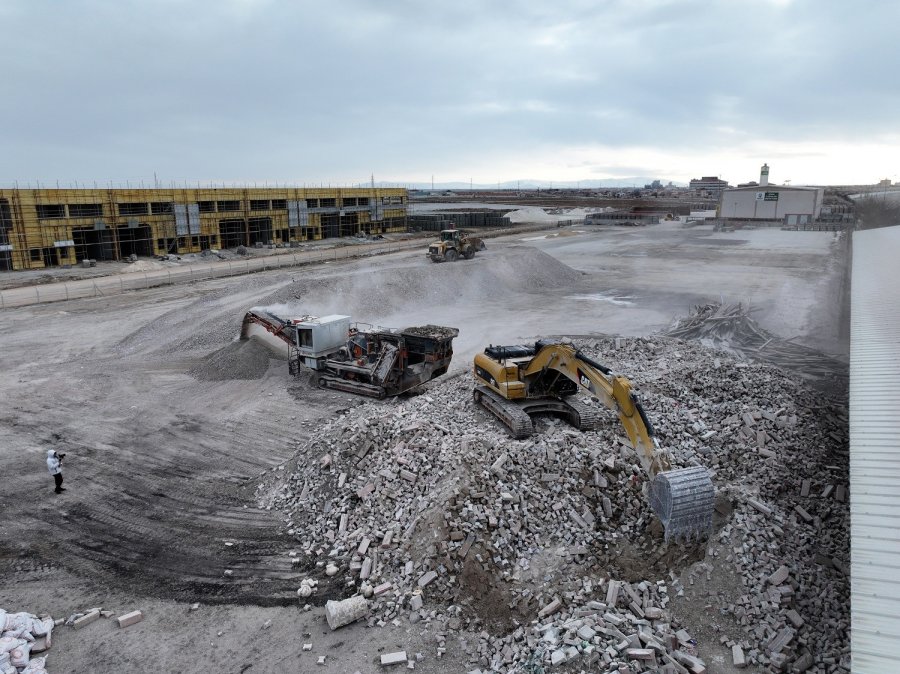 Karatay’da Parke, Bordür Taşları Ve Beton Atıkları Geri Dönüştürülüyor