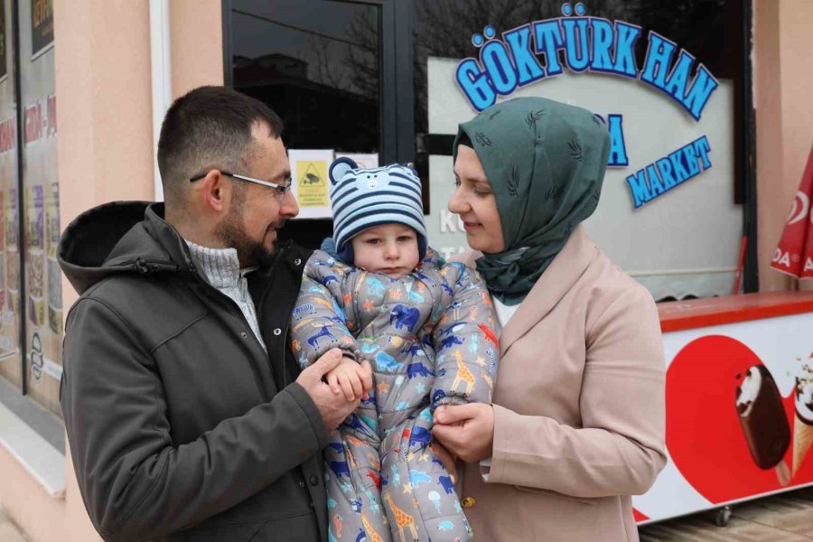 Azimli Anne Devlet Desteği İle Açtığı Marketi İşletip Bebeğini Reyonlar Arasında Büyüttü